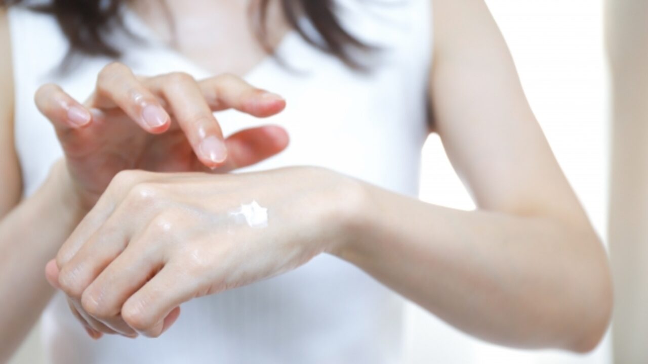 ハンドクリームを髪につけるのはよくないのか 髪が痛む原因になる パサつきや静電気を防止してくれる ウーゴのノート